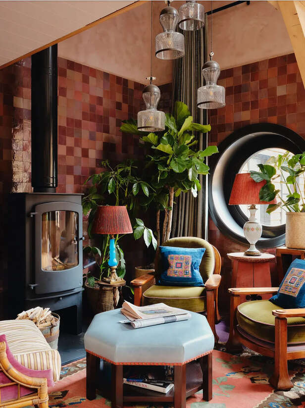 X | Instead of chasing perfection, burrowcore celebrates homes that look genuinely lived in. Not dirty. Not neglected. Just gloriously real.