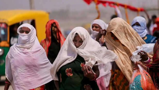 बढ़ती गर्मी में धूप से खुद को बचाती महिलाएं