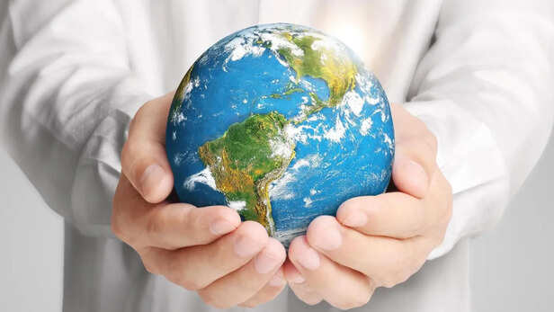 अंतरिक्ष से दिखती पृथ्वी, पर्यावरण संरक्षण का संदेश देती तस्वीर।