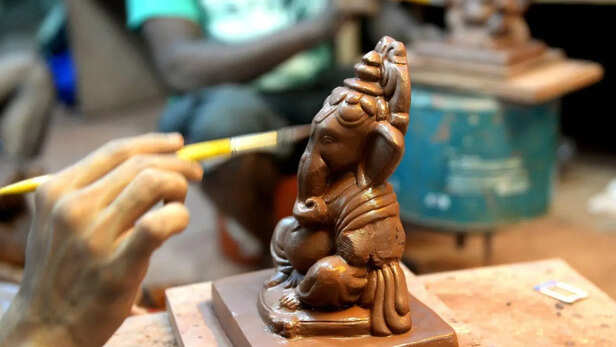 भारतीय संस्कृति में पृथ्वी को माता मानने की परंपरा को दर्शाती तस्वीर।