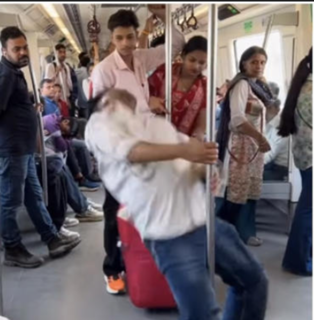 viral video from the Delhi Metro