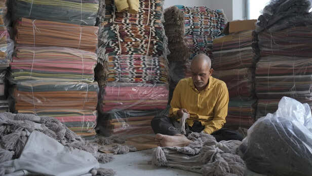 सबसे पहले धागों का चुनाव करते सीतापुर के कारीगर