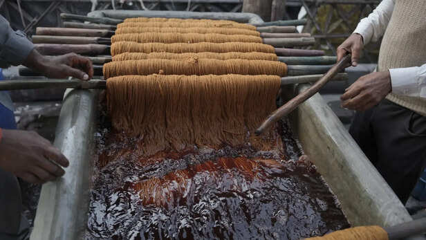 धागों पर होता है मांग के अनुसार रंगाई का काम