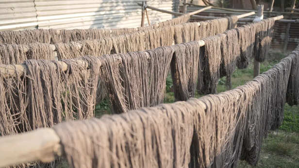 रंगाई के बाद धागों को सुखाना