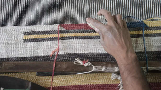 धागों को किया जाता है हैंडलूम पर सेट