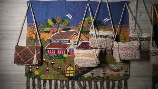 सीतापुर की दरियाँ और खूबसूरत बैग्स