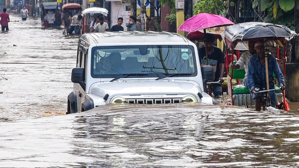 गुवाहाटी में सड़कों पर भरा पानी