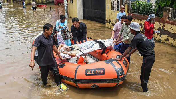 गुवाहाटी भारी बारिश चेतावनी