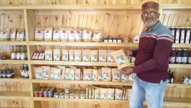 खुद का औषधीय खेती के उत्पादों का बिज़नेश शुरू कर कमा रहें लाखों