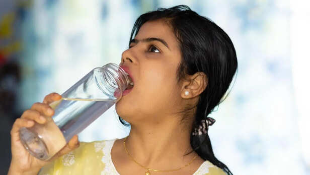 समय-समय पर पानी पीते रहें, लू से ख़ुद का बचाएं