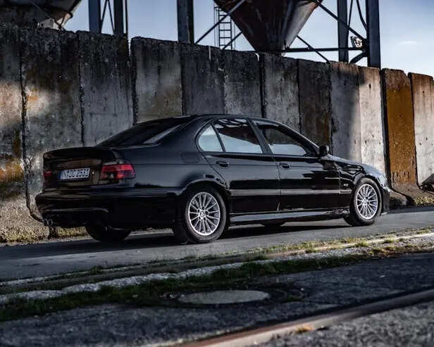 Car in Shade            (Image Credit:Pexels)