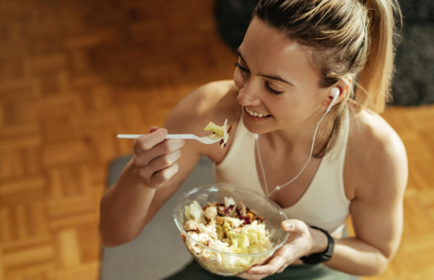 eating salad                      (Image Credit:Freepik)