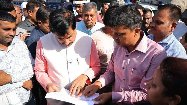 सीएम मोहन यादव का अडानी एग्रो साइलो उपार्जन केंद्र का औचक निरीक्षण