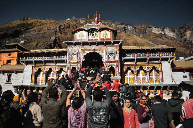 Crowd of devotees gathered at Badrinath Temple
