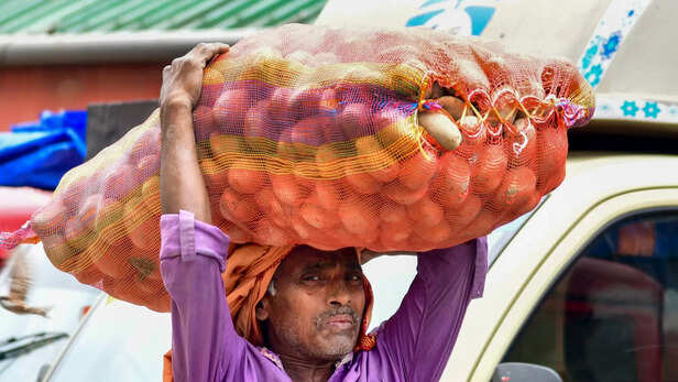 मंडी में आलू ले जाता आलू किसान