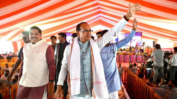 PM-JANMAN योजना कार्यक्रम में शिवराज सिंह और मोहन यादव