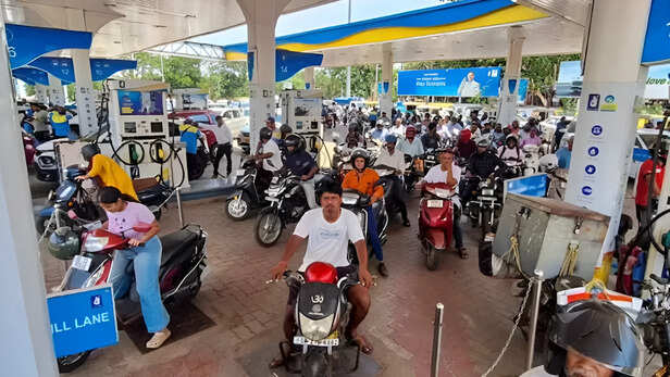 पेट्रोल डीजल और CNG महंगी होने से बढ़ेगा खर्च