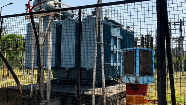 हापुड़ में ट्रांसफॉर्मर को ठंडा रखने के लिए लगाया गया कूलर