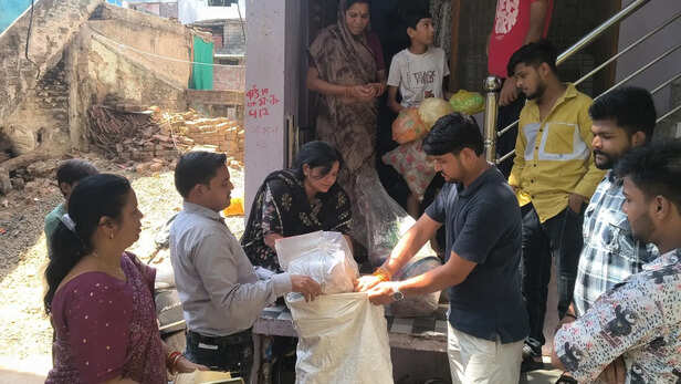 प्लास्टिक और पॉलीथीन इकट्ठा करती महिलाएं