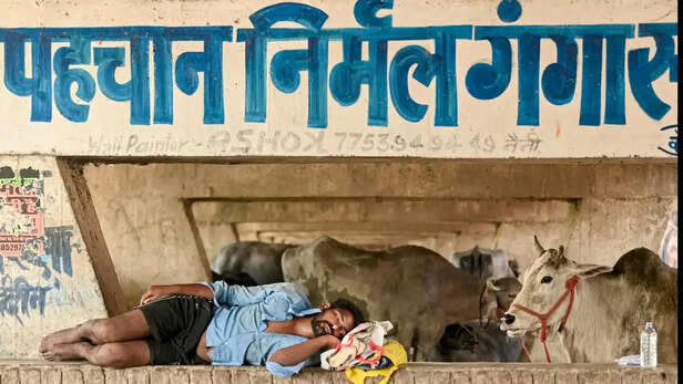 गर्मी से बेहाल लोग