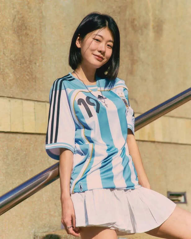 Instagram/ari_football | Mini skirts paired with national team jersey.