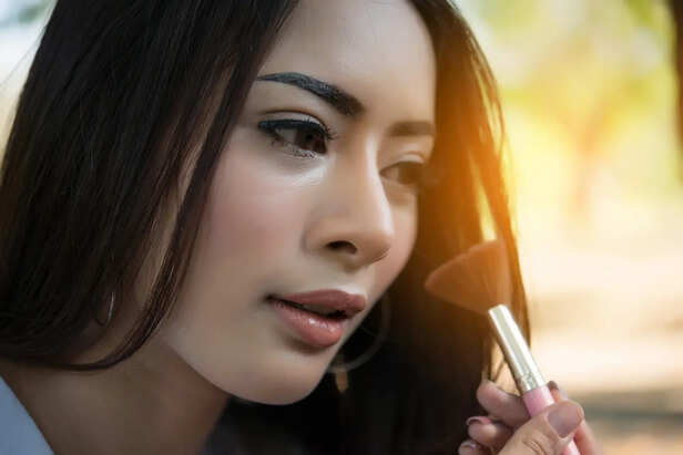 Glossy Dewy Makeup Trend In Summer