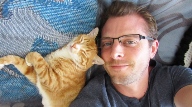 Pinterest/@fariasjoehere_2 | Building trust with a cat usually requires patience and consistency rather than authority