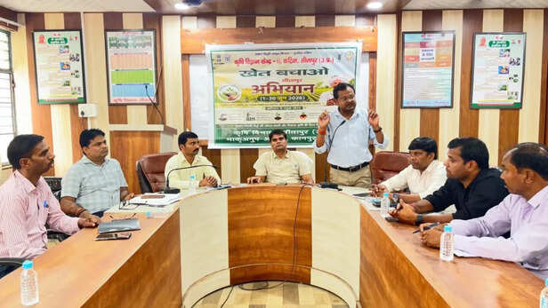 सीतापुर में खेत बचाओ अभियान की शुरुआत