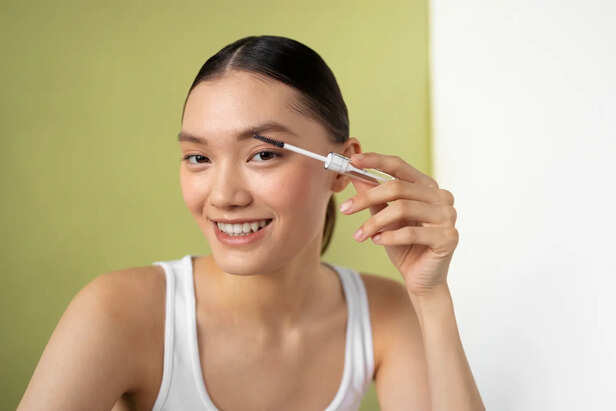 Fresh Aloe Vera Gel on Eyebrows