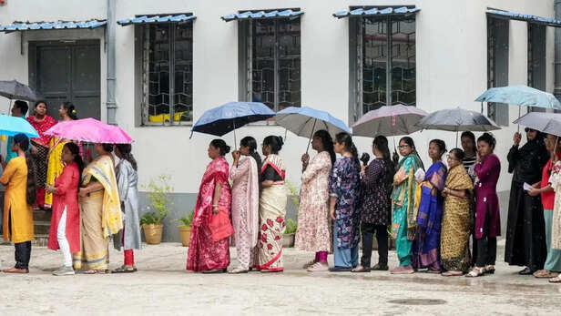 गर्मी में धूप से बचती महिलाएं