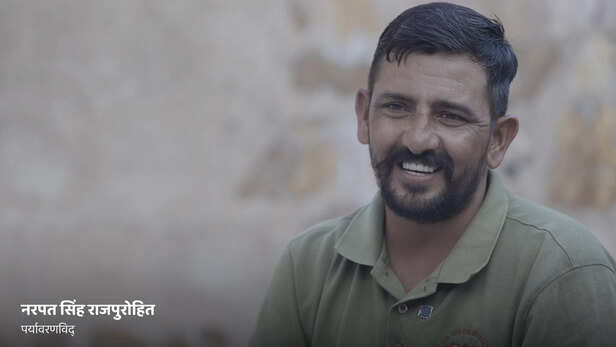 विशेष हरित वेशभूषा में लोगों को पर्यावरण संरक्षण का संदेश देते नरपत सिंह