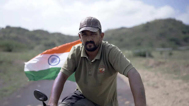 पर्यावरण बचाने का संदेश देने के लिए साइकिल से 30,121 किलोमीटर लंबी ऐतिहासिक यात्रा की। 