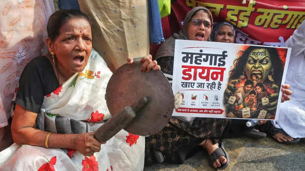बढ़ती मंहगाई के खिलाफ प्रदर्शन करते लोग