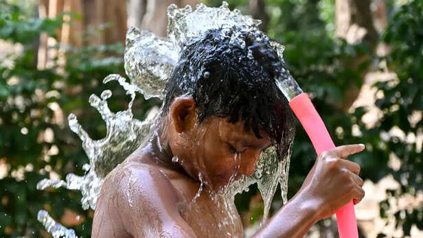 गर्मी से राहत पाने की कोशिश करता बालक