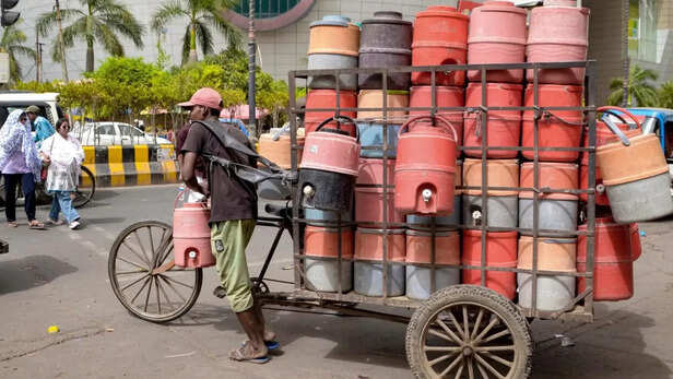 बढ़ती गर्मी से धूप में काम करने वाले मजदूर, सबसे अधिक प्रभावित