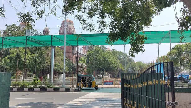 पैसिव कूलिंग समाधानों अपनाएं जैसे- ठंडे फ़ुटपाथ और छाया प्रदान करने वाले वृक्ष