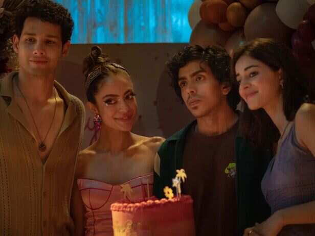 Kho Gaye Hum Kahan is about three friends in their twenties, Imaad, Ahana, and Neil, try to figure out life in an ever-changing digital era
