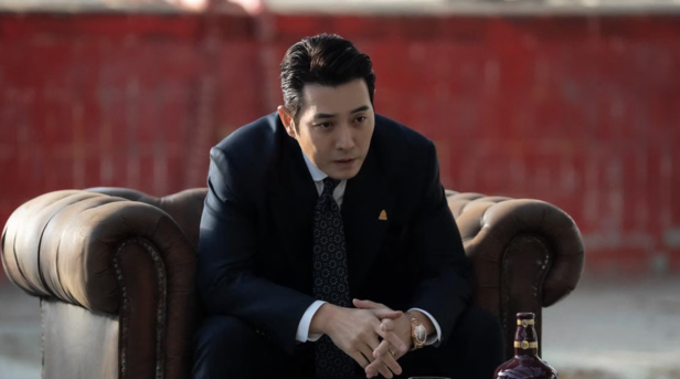Netflix | Ju forces Kim's friends to fight him by threatening the lives of their children