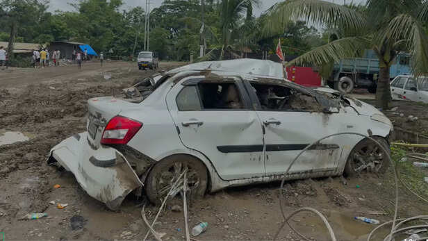 बाढ़ से तबाह हुई कार