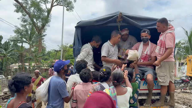 राहत सामग्री लेते पीड़ित