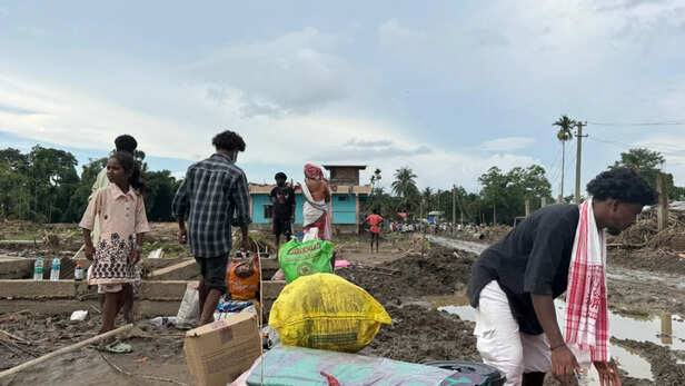 सामान समेटते लोग