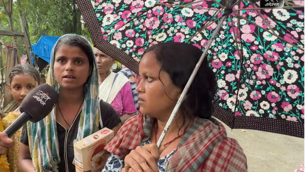 माइक पर अपनी बात रखती मधु गिरी