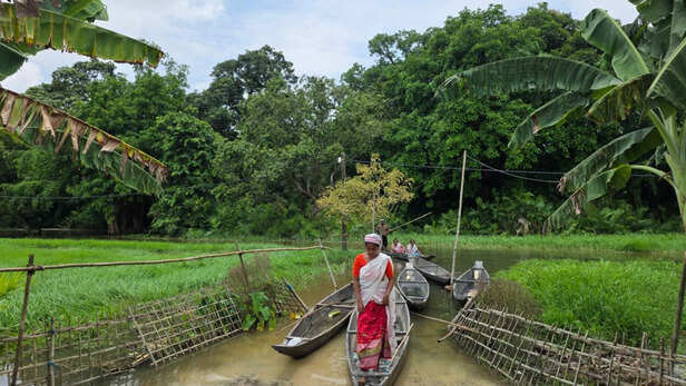 बाढ़ के बीच नाव बनी ग्रामीणों का सहारा