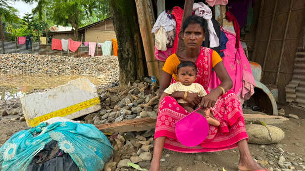 गोद में मासूम, मदद का इंतज़ार करती माँ
