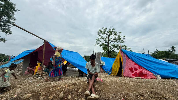 तिरपाल में सर छुपाने को मजबूर लोग