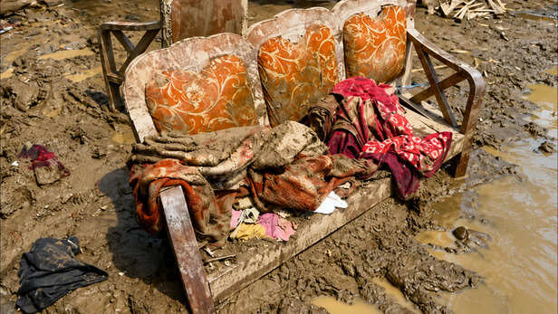 घर से पानी उतर गया, लेकिन कीचड़ और तबाही अब भी हर कोने में बाढ़ की भयावह कहानी बयां कर रही है।