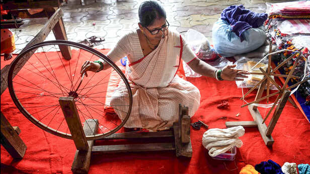 चरखे पर सूत काटती महिला