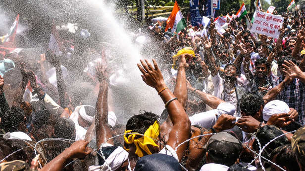 Ranchi Protest: 5 घंटे की बैठक बेनतीजा, झारखंड विधानसभा की ओर बढ़े अभ्यर्थी; पुलिस ने चलाया वाटर कैनन