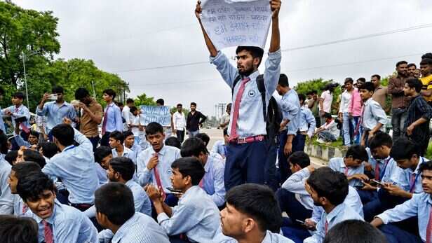 अलवर में जोधावास स्कूल के छात्रों का प्रदर्शन
