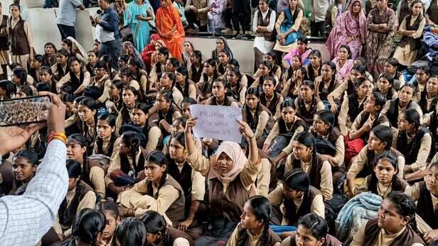 उज्जैन में स्कूल शिफ्टिंग के विरोध में 'जेन-एल्फा' के छात्र